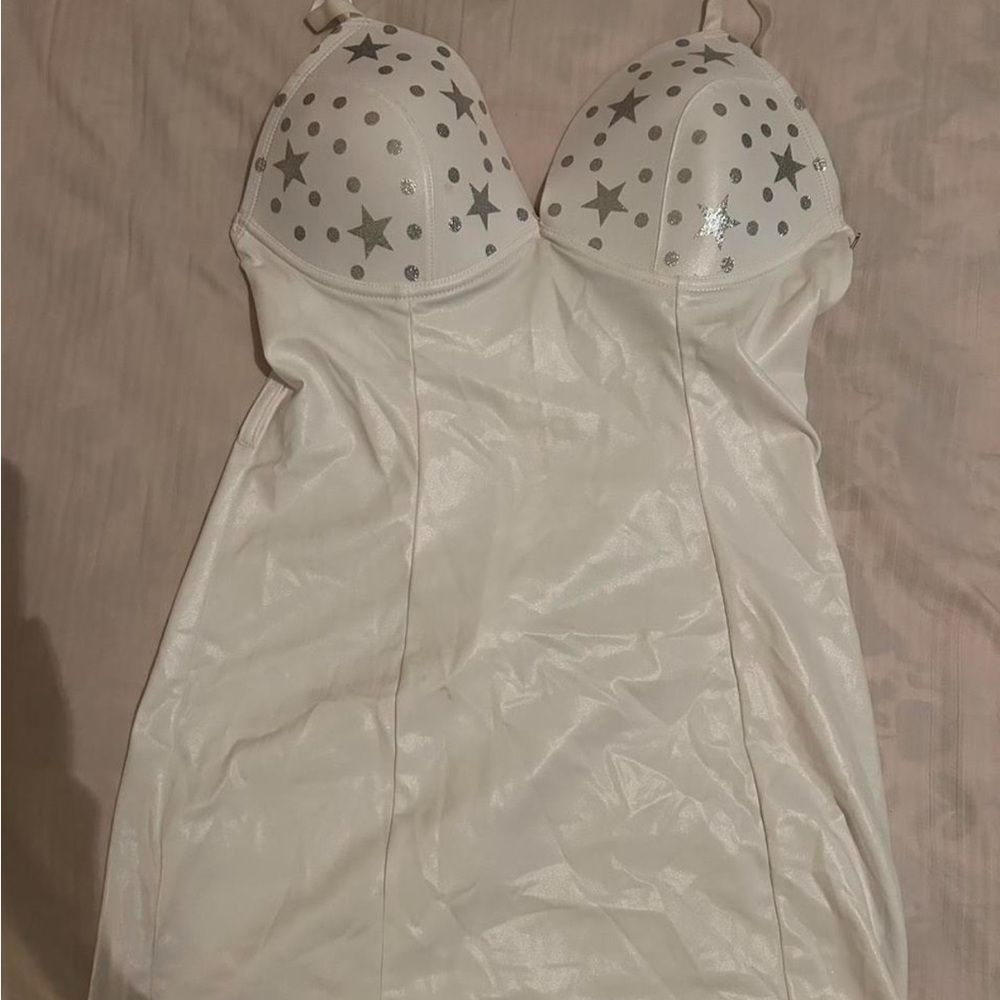Elegant White Star-Patterned Costume
